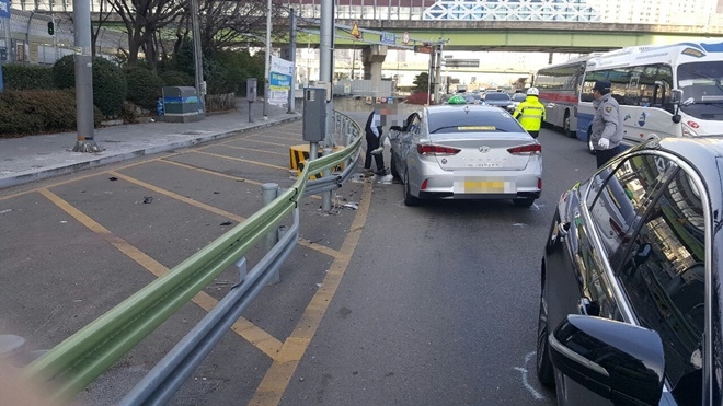 경찰이 사고를 수습하고 있다.(사진제공=부산지방경찰청)