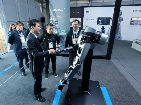 현지시간 9일 미국 라스베이거스에서 열리고 있는 CES 2019에서 LG전자 노진서 로봇사업센터장(오른쪽에서 두 번째)과 네이버랩스 석상옥 헤드(오른쪽에서 첫 번째)가 네이버 부스에 전시된 로봇팔 엠비덱스를 살펴보고 있다. 사진=네이버