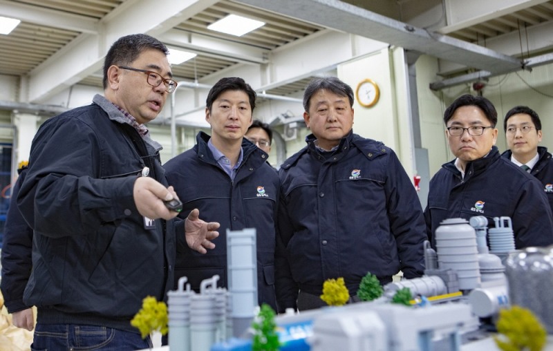 GS칼텍스 허세홍 사장(왼쪽에서 두번째)이 10일 대전 기술연구소를 방문하여 연구설비를 둘러보며 임직원들과 대화를 나누고 있다. (사진=GS칼텍스)