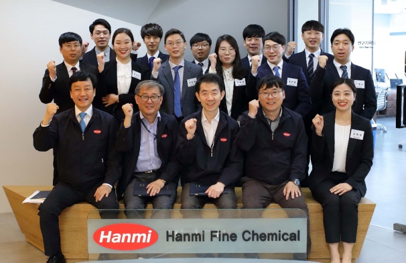 한미정밀화학 경영진과 최근 입사한 신입사원들이 함께 사진 촬영을 하고 있다. (사진=한미약품)