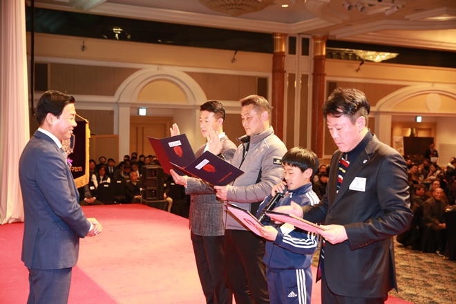 비전선포결의문을 낭독하고 있다.