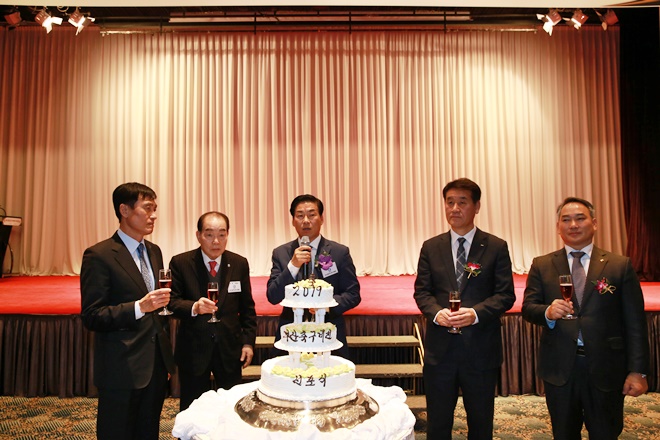 정정복 회장이 건배제의를 하고 있다.(사진왼쪽부터 안기헌 부산아이파크 대표이사, 부산시축구협회 박암길 고문, 정정복 회장, 대한축구협회 조병득 부회장, 무학 이종수 사장). (사진제공=부산시축구협회)