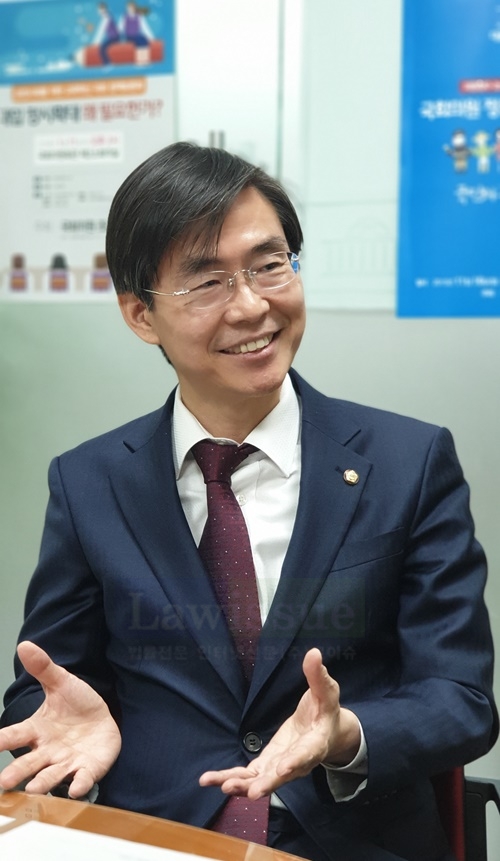 당 대표가 된다면 젊은이들 일자리 창울을 위해 3차선업과 우주산업을 가열자체 진행하겠다고 밝히고 있다.