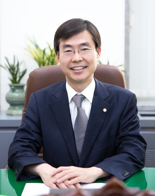 당의 권력은 당원으로부터 나온다고 강조하는 조경태 국회의원.