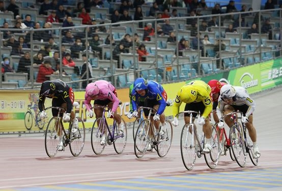 경륜 선수들의 경기 모습. (사진=국민체육진흥공단)