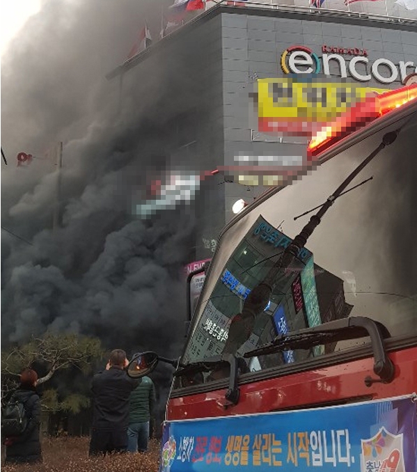 출처 : 천안 라마다호텔에서 화재가 발생해 당국이 총력을 벌이고 있다 / NEWSIS