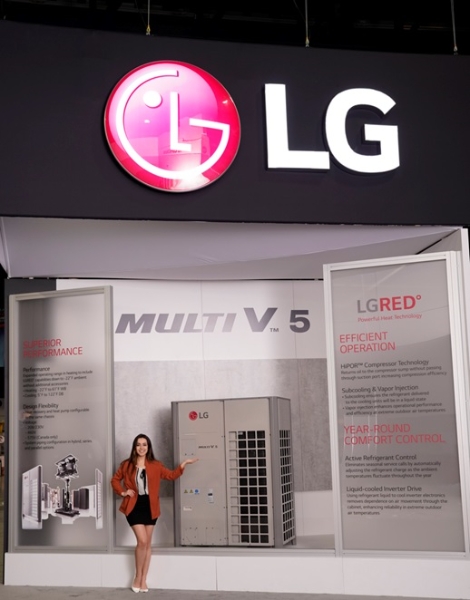 모델이 높은 성능과 에너지 효율을 동시에 갖춘 LG전자 시스템 에어컨 대표제품인 '멀티브이 5세대(Multi V 5)' 제품을 소개하고 있다. 사진=LG전자