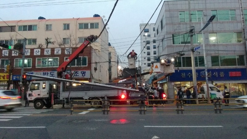 화물차에 실려가던 크레인이 케이블을 건드리는 사고.(사진제공=부산지방경찰청)