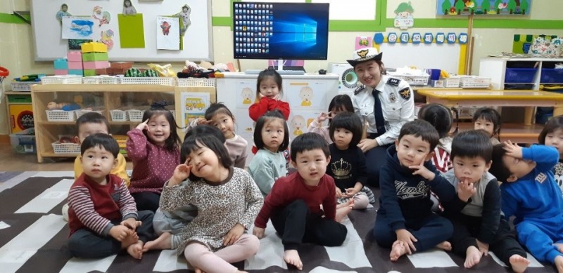 세계어린이집에서 교통안전 교육을 하고 기념촬영.(사진제공=창원서부경찰서)