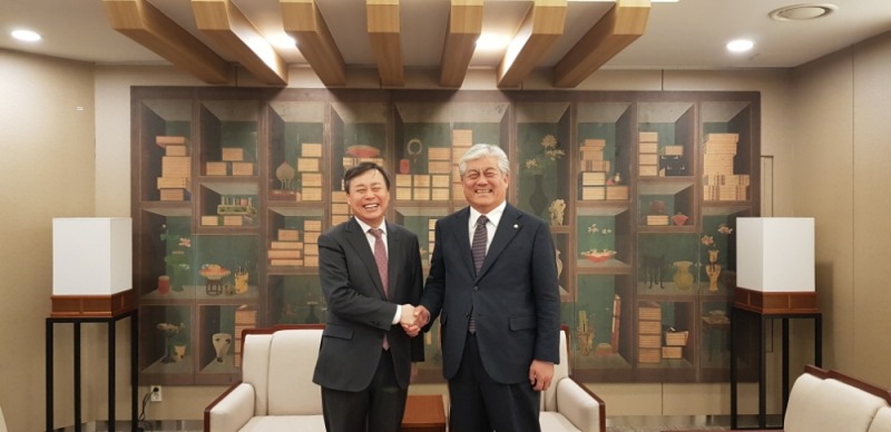 도종환 장관과 이상헌 의원(사진우측)이 면담을 갖고 활짝웃으며 기념촬영.(사진제공=이상헌의원실)