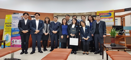 우리은행 성서공단지점 직원(행원)들과 기념촬영.(사진제공=대구성서경찰서)