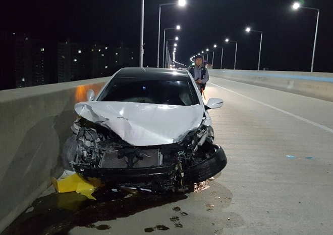 차량2대를 추돌하고 옹벽을 충격후 멈추선 그랜저 사고차량.(사진제공=부산지방경찰청)