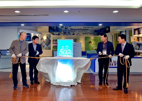 NH투자증권은 창립 50주년을 맞아 11일 일산의 NH인재원에 역사관을 개관했다. NH농협금융지주 김광수회장(맨 오른쪽)과 NH투자증권 정영채사장(맨 왼쪽)이 역사관 현판 제막식에 참석한 모습. 사진=NH투자증권