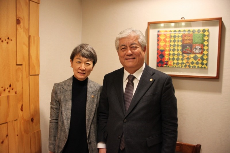 이상헌 의원이 정재숙 문화재청장과 만나 울산 반구대 암각화문제를 논의하고 기념촬영.(사진제공=이상헌의원실)