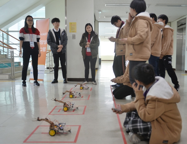 심화 프로젝트로 만든 자동차로 경주 대회를 해보며 성능을 알아보는 학생들의 모습. (사진=한화)