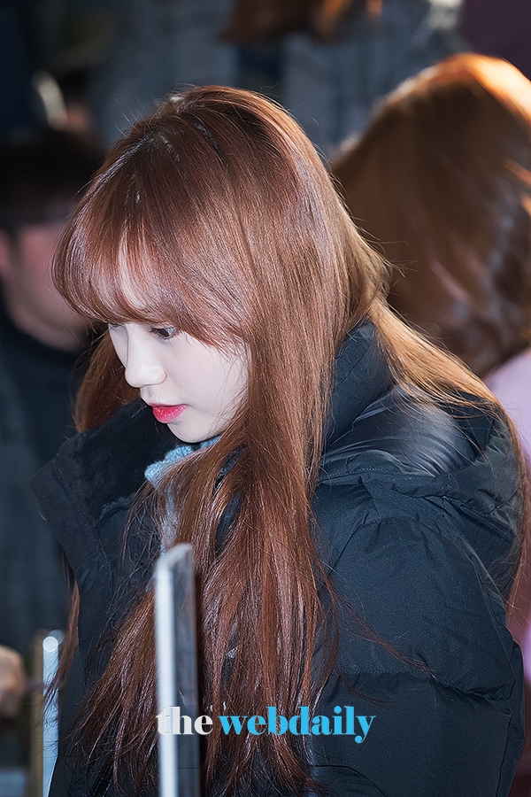 아이즈원(IZONE) 김채원, 김포국제공항 출국 현장