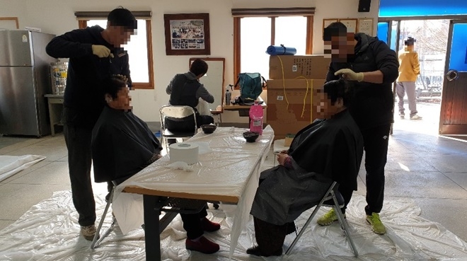 오지마을 어르신들을 위해 이·미용 봉사를 하고 있다.(사진제공=부산동부준법지원센터)