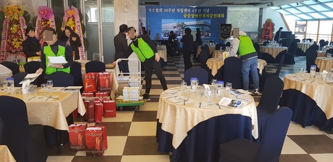 사회봉사명령대상자들이 중증장애인 복지증진대회 행사를 돕고 있다.(사진제공=부산준법지원센터)