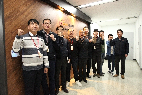 SK하이닉스 사내벤처 하이개라지(HiGarage) 출범식에서 이석희 SK하이닉스 대표이사(왼쪽에서 다섯 번째)와 사내벤처 주인공들이 기념촬영을 하고 있다. 사진=SK하이닉스