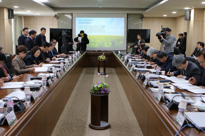 전력거래소(이사장 조영탁)는 빛가람학점과정의 성공적인 운영에 힘입어 17일 전국 18개 대학교와 직무능력중심의 오픈캠퍼스 확대 과정인‘유니온 학점과정’협약을 체결했다.(사진=전력거래소)