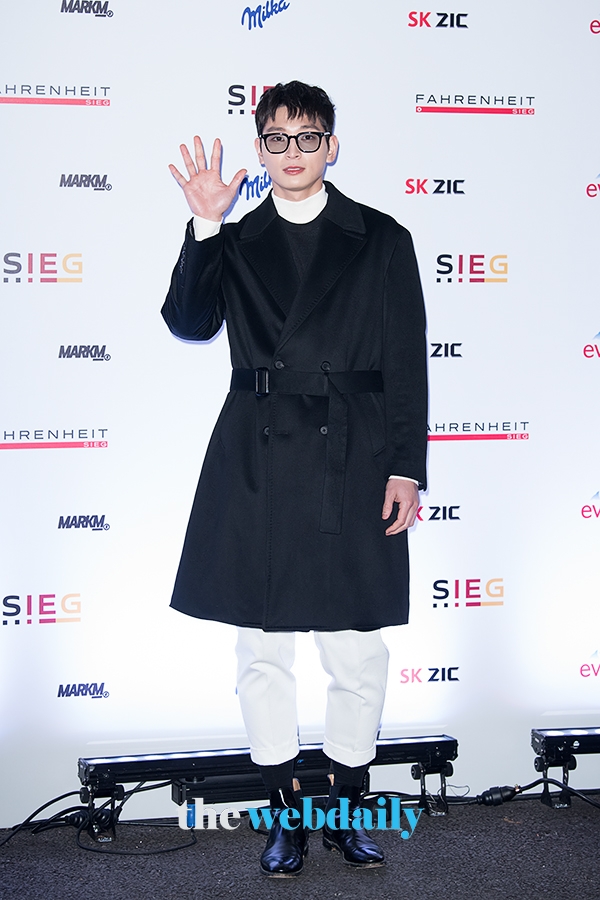 정진운, 지이크 런웨이 포토월 행사 현장