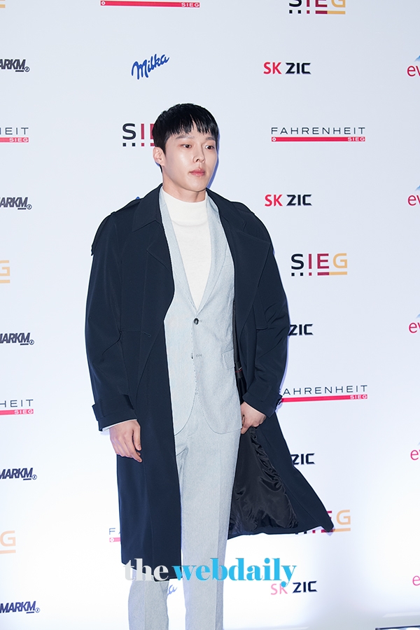 장기용, 지이크 런웨이 포토월 행사 현장