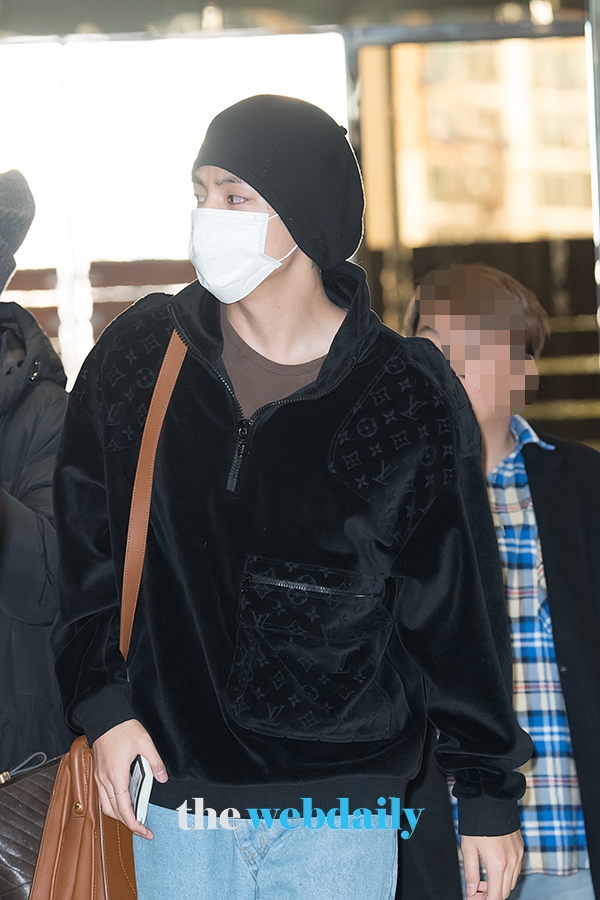 방탄소년단(BTS) 뷔, 김포국제공항 전용기 청사 출국 현장