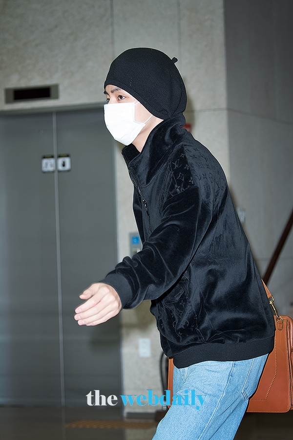 방탄소년단(BTS) 뷔, 김포국제공항 전용기 청사 출국 현장