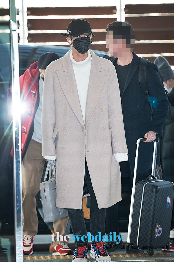 방탄소년단(BTS) 진, 김포국제공항 전용기 청사 출국 현장