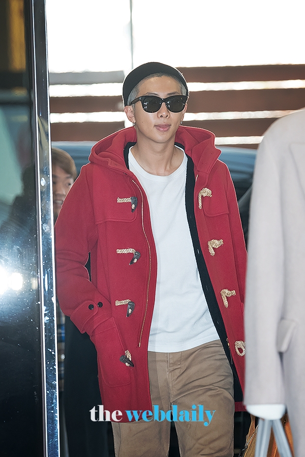 방탄소년단(BTS) RM, 김포국제공항 전용기 청사 출국 현장