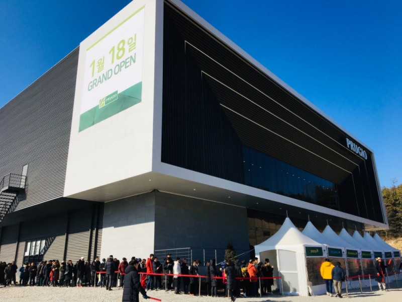 18일 개관한 ‘춘천 센트럴파크 푸르지오’ 견본주택에 많은 수요자들이 몰렸다.(사진=대우건설)