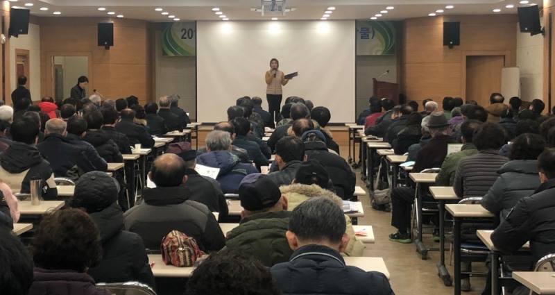 3월 13일 실시되는 제2회 전국동시조합장선거 안내를 하고 있다.(사진제공=울산시선관위)