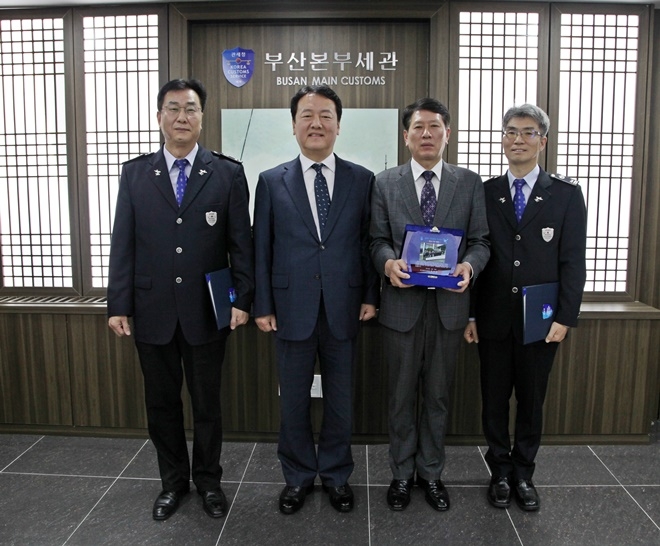 2018년 올해의 청렴 우수부서(이찬섭 경남서부세관장_ 오른쪽 두번째), 우수공무원과 함께 기념촬영하는 양승권 부산본부세관장(왼쪽 두번째).