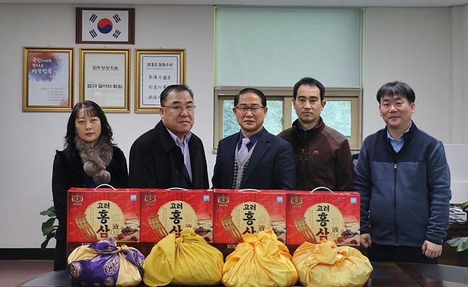 사전상담위원회가 위문금과 위문품을 전달하고 기념촬영.(사진제공=법무공단 대전지부)