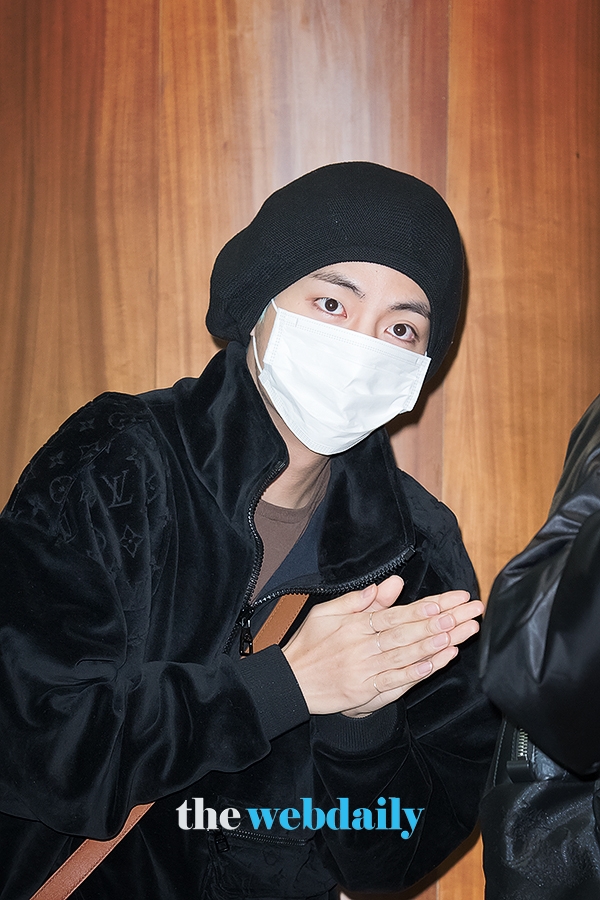 방탄소년단(BTS) 뷔, 김포국제공항 전용기 청사 입국 현장