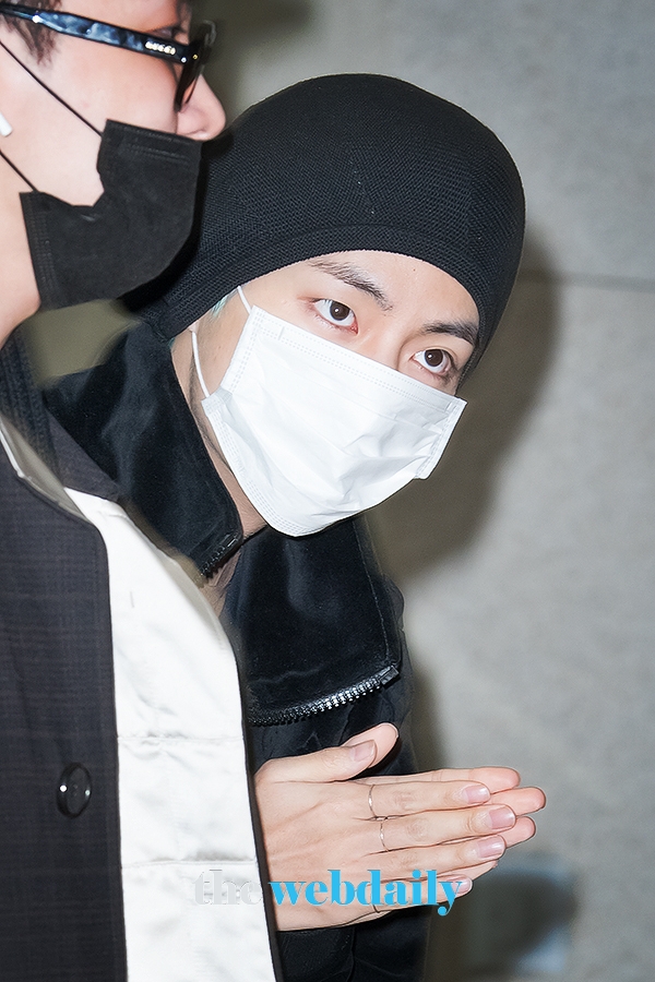 방탄소년단(BTS) 뷔, 김포국제공항 전용기 청사 입국 현장