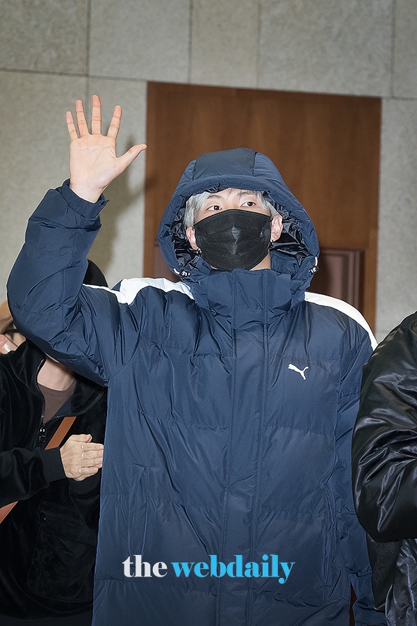 방탄소년단(BTS) RM, 김포국제공항 전용기 청사 입국 현장