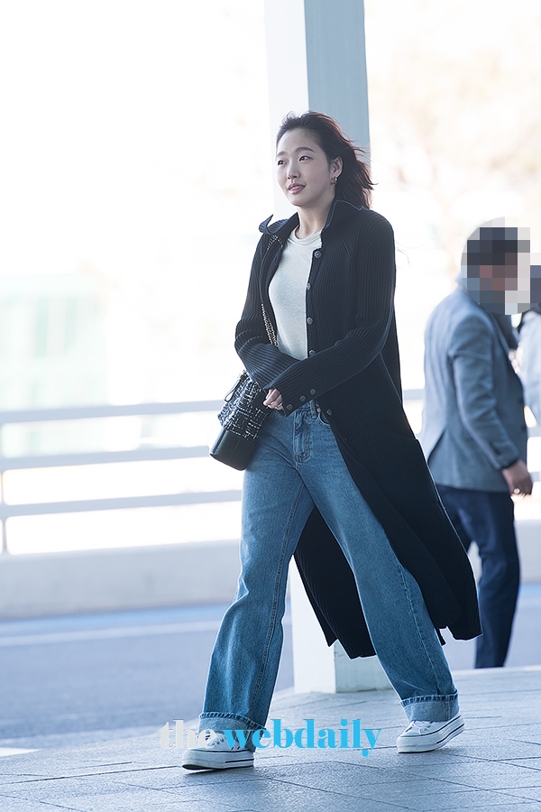 김고은, 인천국제공항 출국 현장