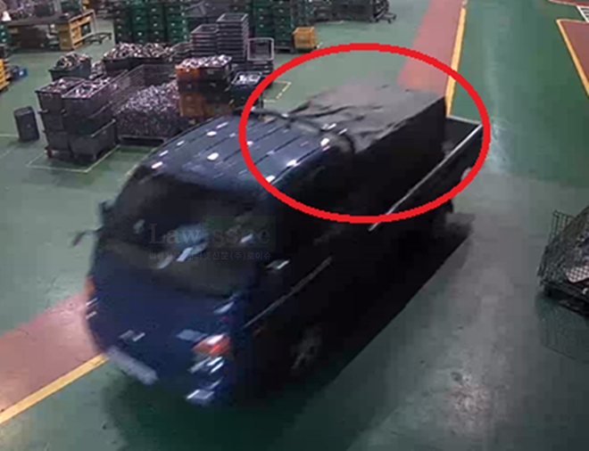 피해품을 절취해 가는 장면.(사진제공=부산지방경찰청)