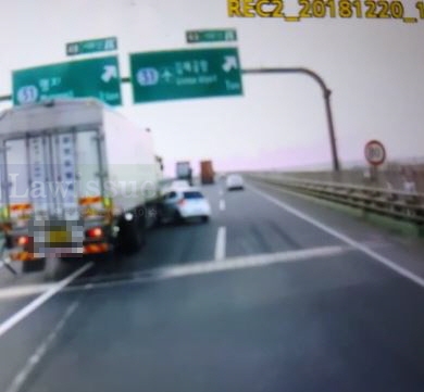 목격자 차량 블랙박스에 찍힌 피의차량.(사진제공=부산지방경찰청)