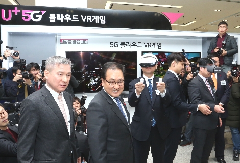 유영민 과학기술정보통신부 장관(우측)과 하현회 LG유플러스 부회장이 5G 클라우드 VR게임을 체험하고 있는 모습.