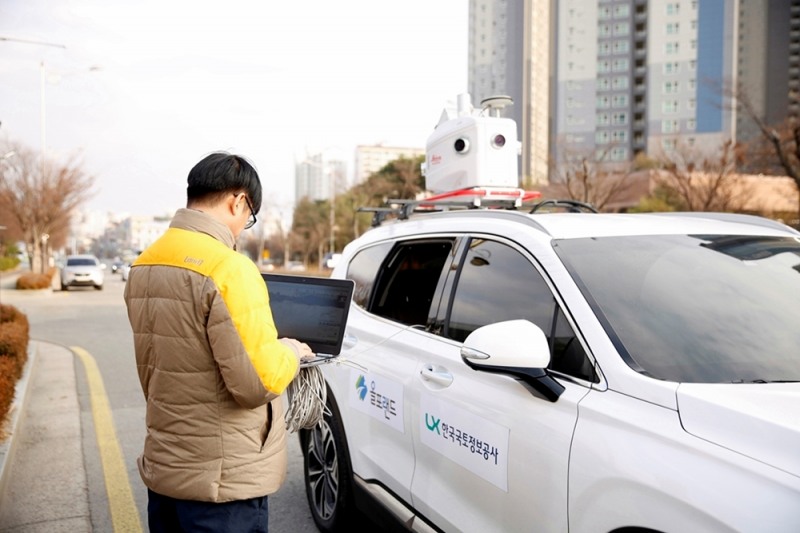 LX 직원이 디지털트윈 기반 스마트시티 구축을 위해 첨단장비MMS(Mobile Mapping System)를 활용해 현장관측을 하고 있다. (사진= LX)