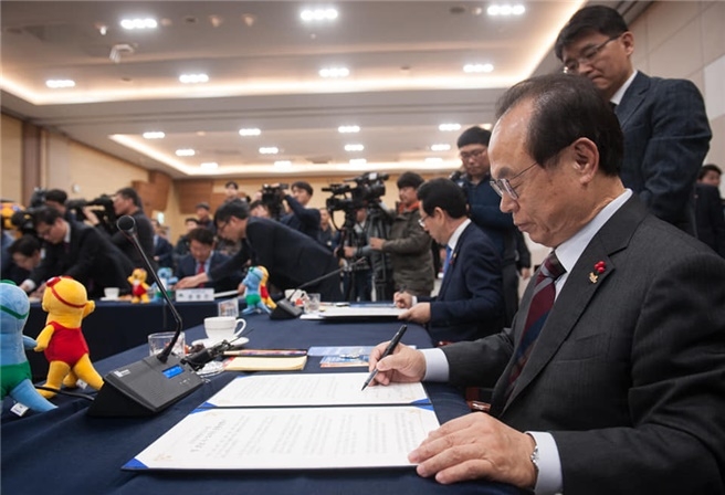 오거돈 부산광역시장이 공동성명서에 서명을 하고 있다.(사진제공=부산시)