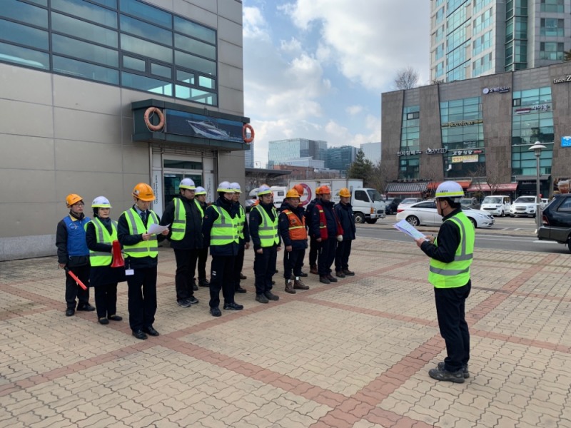 코레일 서울본부가 22일 디지털미디어시티역에서 설 대수송을 대비한 비상대응훈련을 실시하고 있다(사진=코레일)