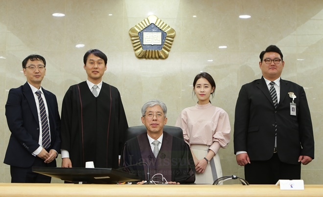 최인석 울산법원장이 마지막재판을 진행하고 기념촬영.(사진제공=울산지방법원)