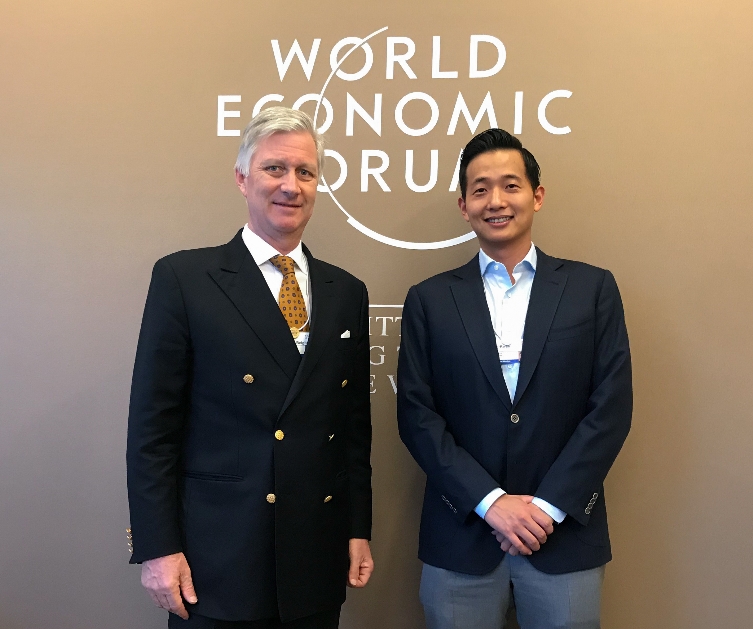 김동관 한화큐셀 전무(오른쪽)은 다보스 현지에서 22일 필립(H.M Philippe) 벨기에 필립 국왕(왼쪽)과 면담을 갖고, 유럽의 신재생 에너지 시장전망과 향후 지구 온난화라는 전지구적 과제를 해결하기 위해 필요한 노력에 대해 의견을 나눴다. (사진=한화)