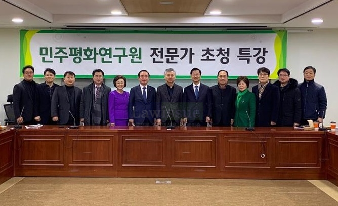 민주평화연구원 전문가 초청 특강을 마치고 기념촬영.(사진제공=민주평화연구원)