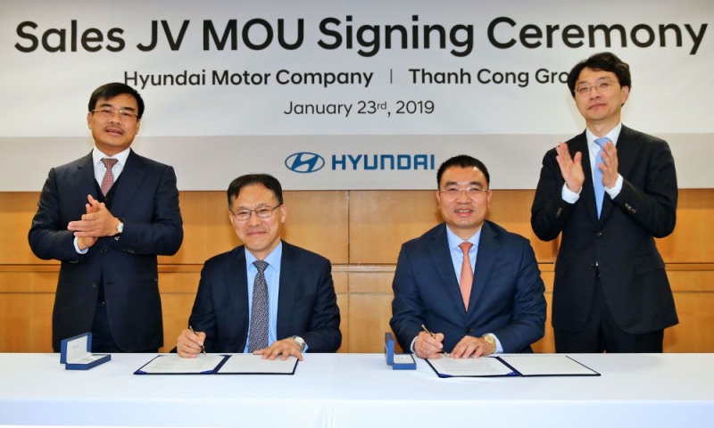 (왼쪽부터) 응우엔 뚜안 아잉(Nguyen Tuan Anh) 탄콩그룹 회장, 정방선 현대차 아중아관리사업부장, 레 응옥 덕(Le Ngoc Duc) 탄콩그룹 CEO, 김승진 현대차 사업관리본부장이 MOU를 체결한 후 기념 촬영을 하는 모습.(사진=현대자동차)
