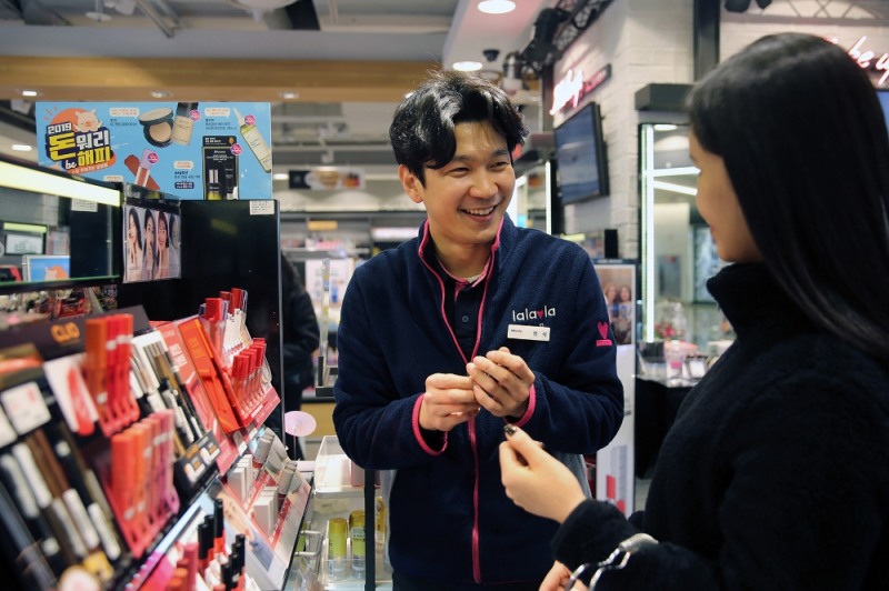 화장품 인기제품 지각변동…中 고객 ‘마스크팩’ → 亞 고객 ‘컬러메이크업’