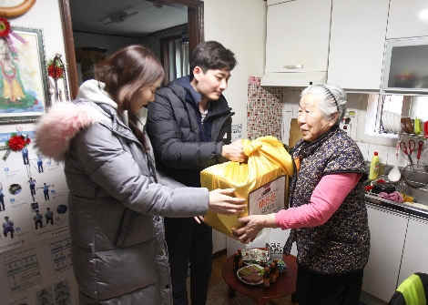 24일 양천구 신월동 일대에서 진행된 설맞이 'KB박스' 전달행사에서 KB증권 신입사원들이 인근 어르신들의 댁에 방문하여 KB박스를 전달하고 있다. 사진=KB증권